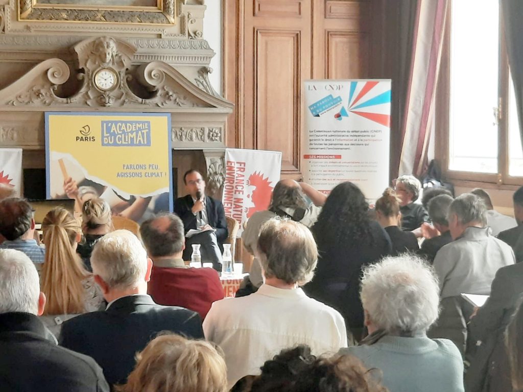 Citoyens dans une réunion d’information à l'académie du climat
