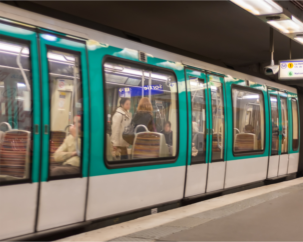 Metro de Paris dans une station