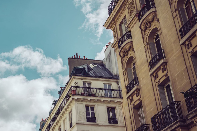 Maisons haussmanniens et ciel parisien